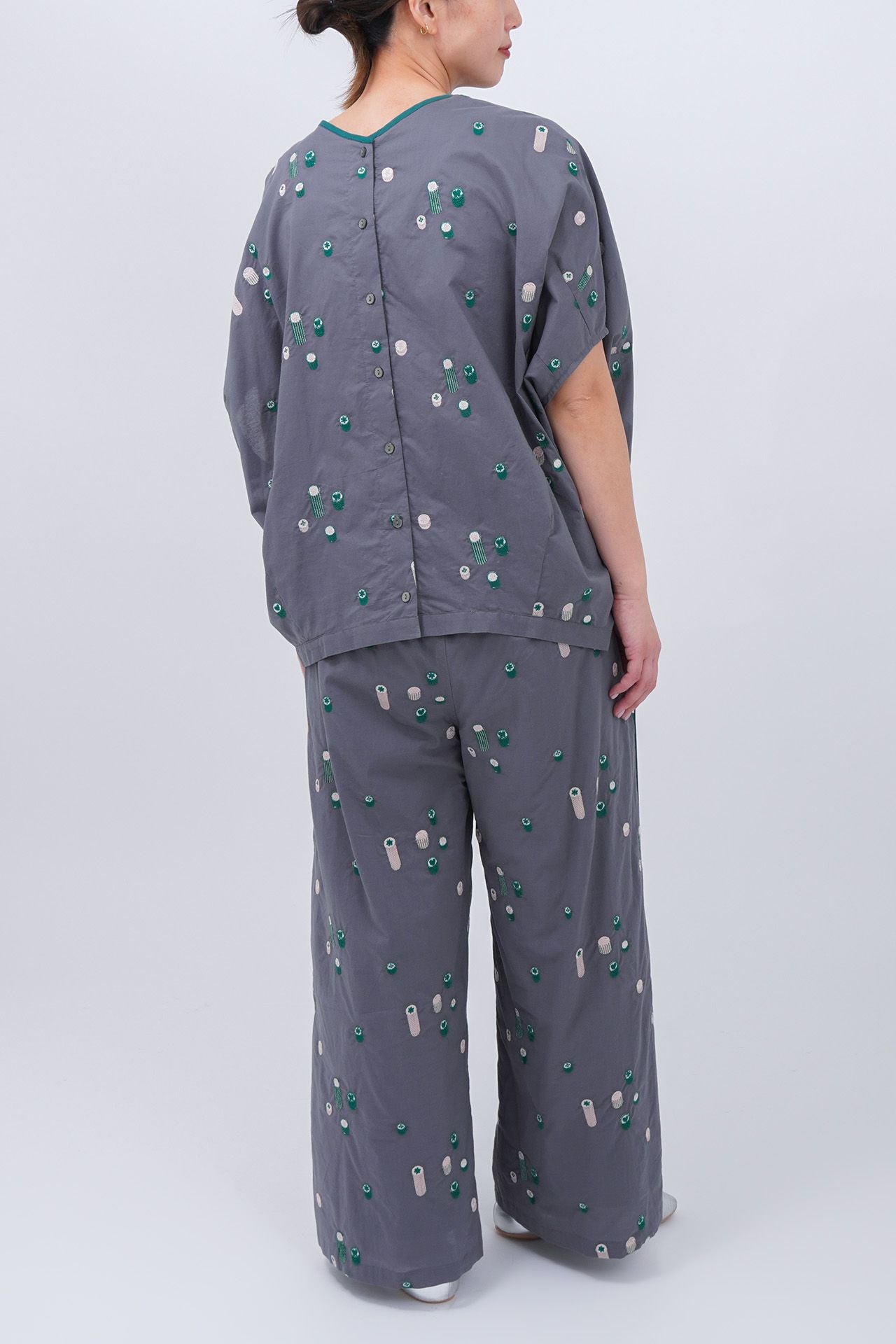 GREY / model：168cm